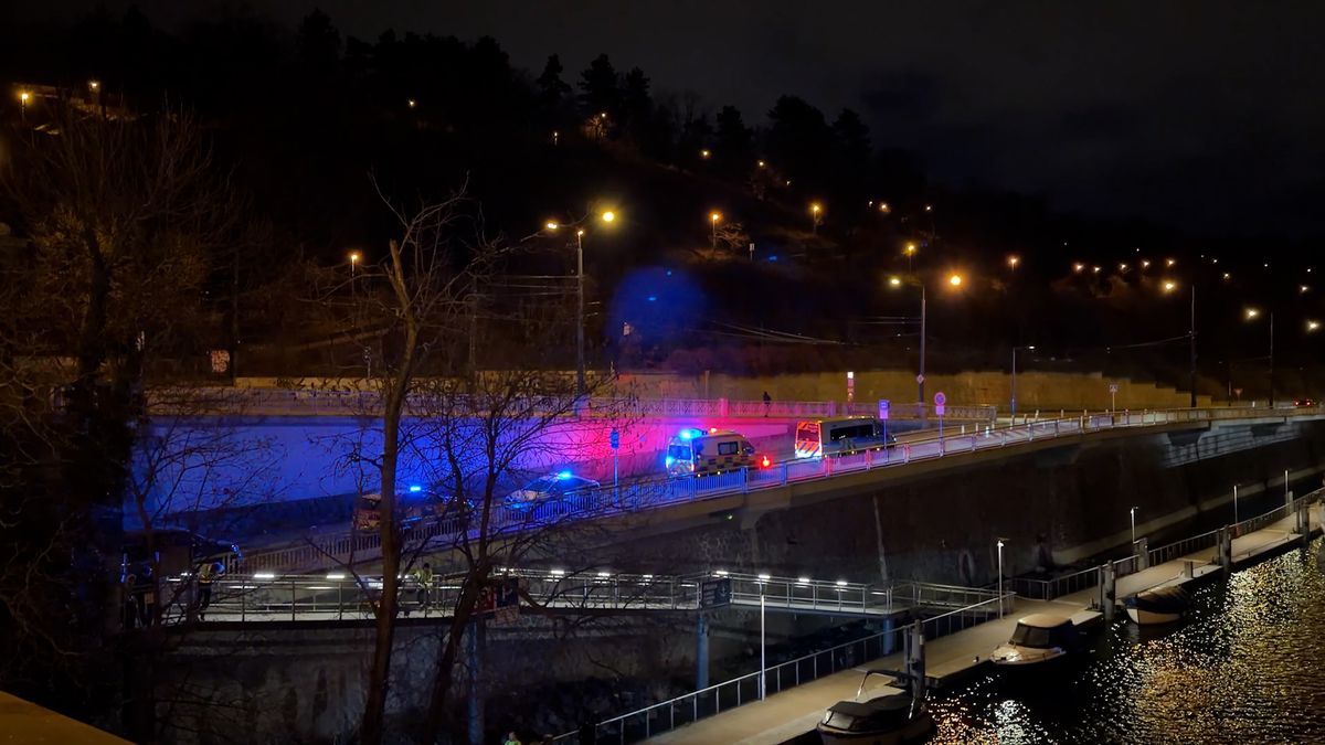 Muž v centru Prahy skočil z mostu do řeky a snažil se uplavat před policisty