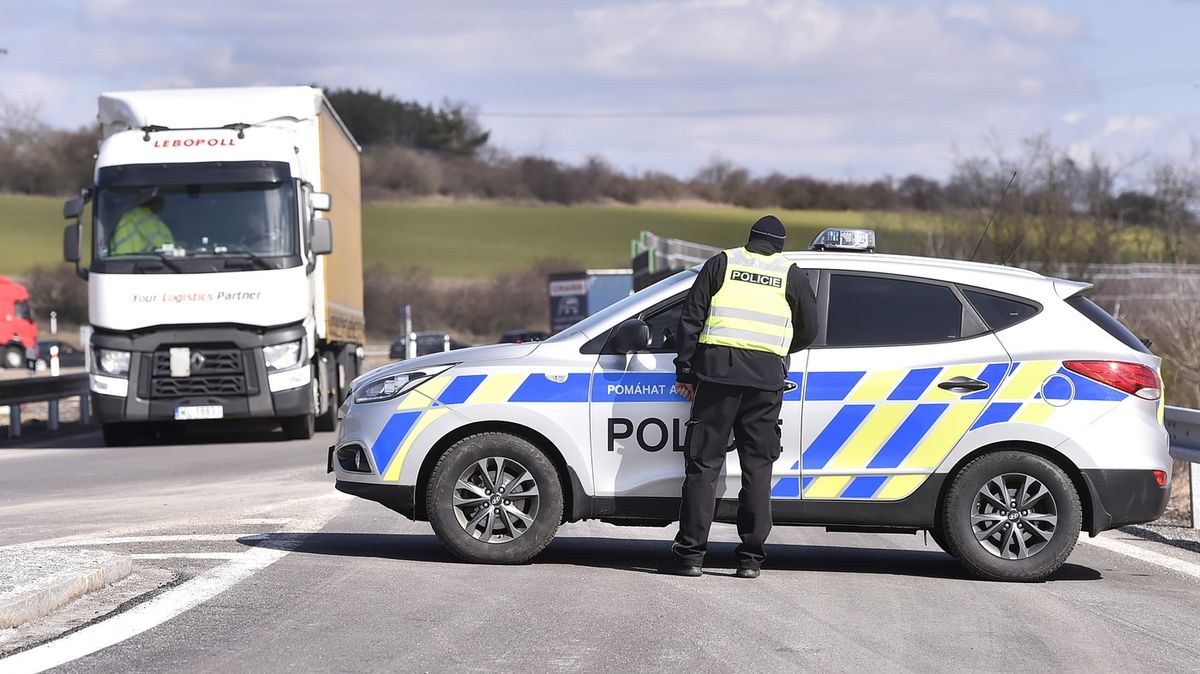 Nehoda osobního a nákladního auta uzavřela dálnici na Frýdecko-Místecku