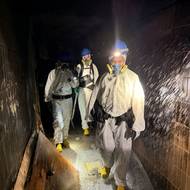 I záchranáři musí pracovat ve stísněných podmínkách. 