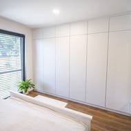 Úložných prostor mají manželé v domě hodně. Vestavěné skříně mají v předsíni, dětském pokoji i ložnici.