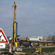 Nehody se stávají kilometry od stavby i přímo v omezeném úseku. To může úplně zablokovat dopravu. 