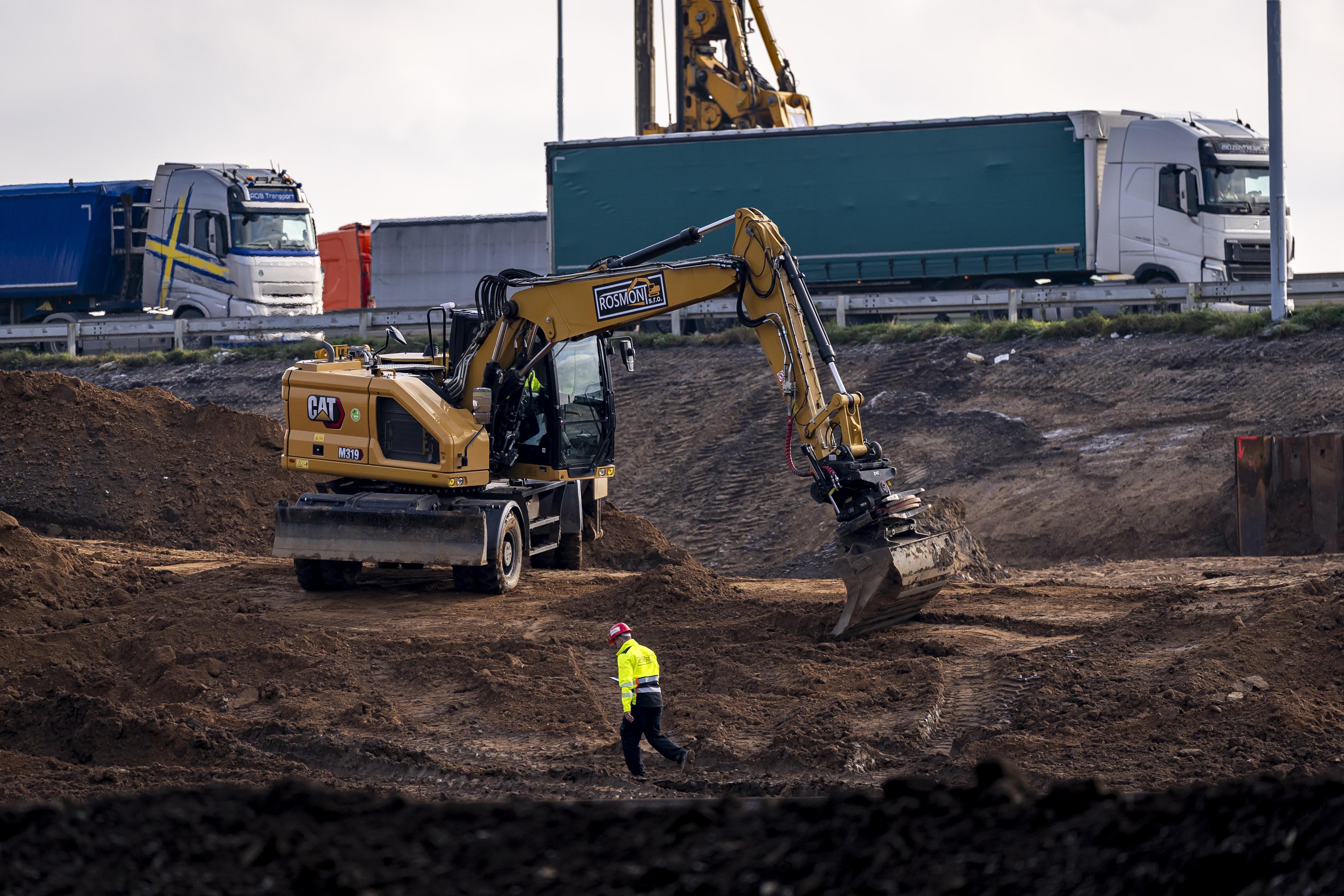 Dầu diesel đắt đỏ đang gây áp lực lên nguồn cung dự án giao thông.