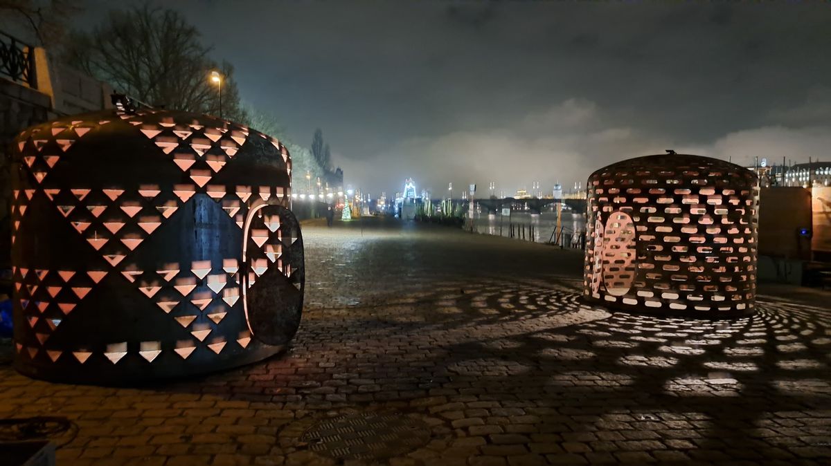 Pražská Náplavka jako galerie: cisterny od sochaře Čestmíra Sušky