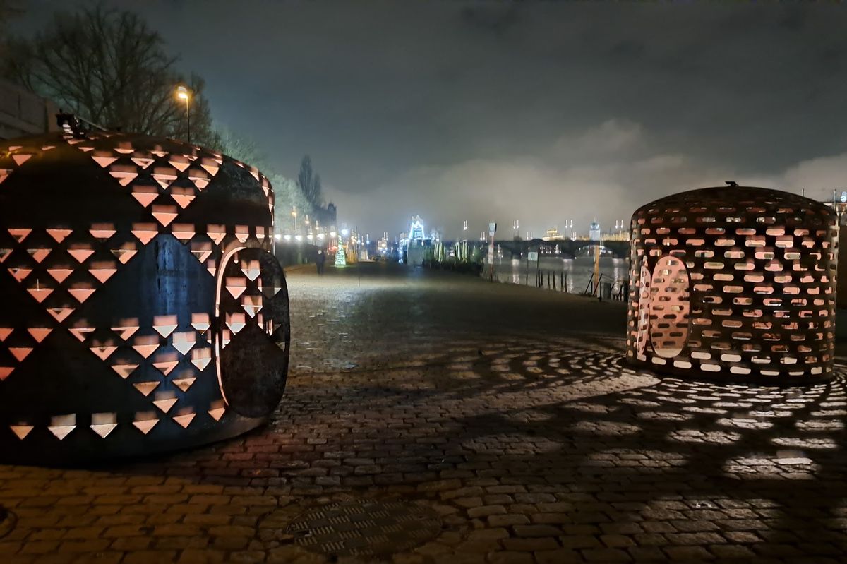 Pražská Náplavka jako galerie: cisterny od sochaře Čestmíra Sušky