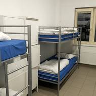 Lůžka v noclehárně Armády spásy