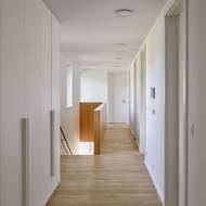 Do obytného prostoru se sestupuje z horního ložnicového patra.