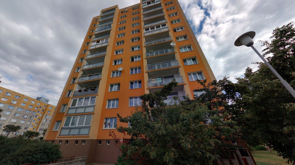 V Plzni skočil mladý muž z 11. patra