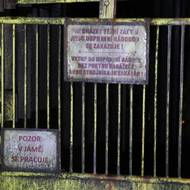 Většina cedulí je v důlních chodbách už léta. 