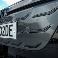 Přední maska je uzavřená a ozdobená jednoduchým dekorem.