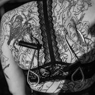 Ukázka extrémního zdobení těla. I s takovými výjevy se tu občas setkáte.