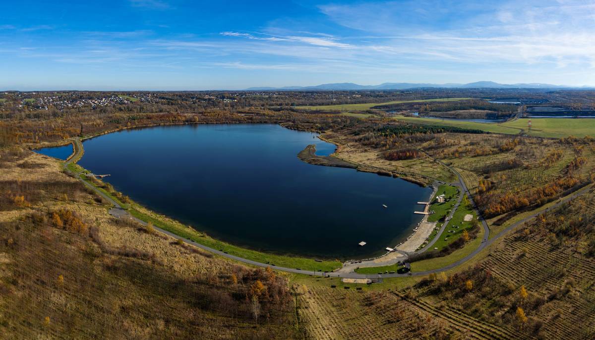 Pohled z výšky na Karvinské moře