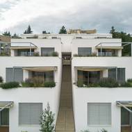 Schodiště rozčíslo dvojdům jako pěšinka.