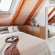 Ložnice majitelů je zasazena do podkroví.