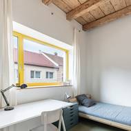 V přízemí původního domu je pokoj pro hosty.