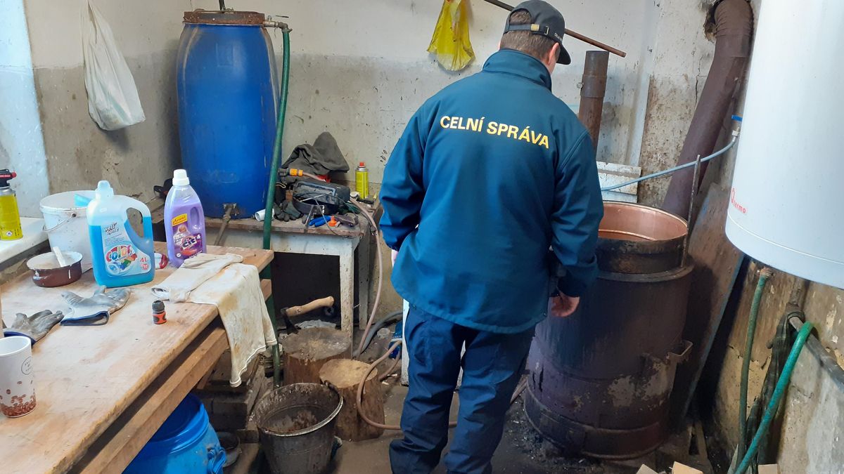 Nelegální pálení alkoholu probíhalo na Zlínsku v žalostných podmínkách