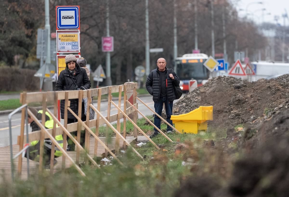 Hlavní třída v Malešicích je jedno velké staveniště.