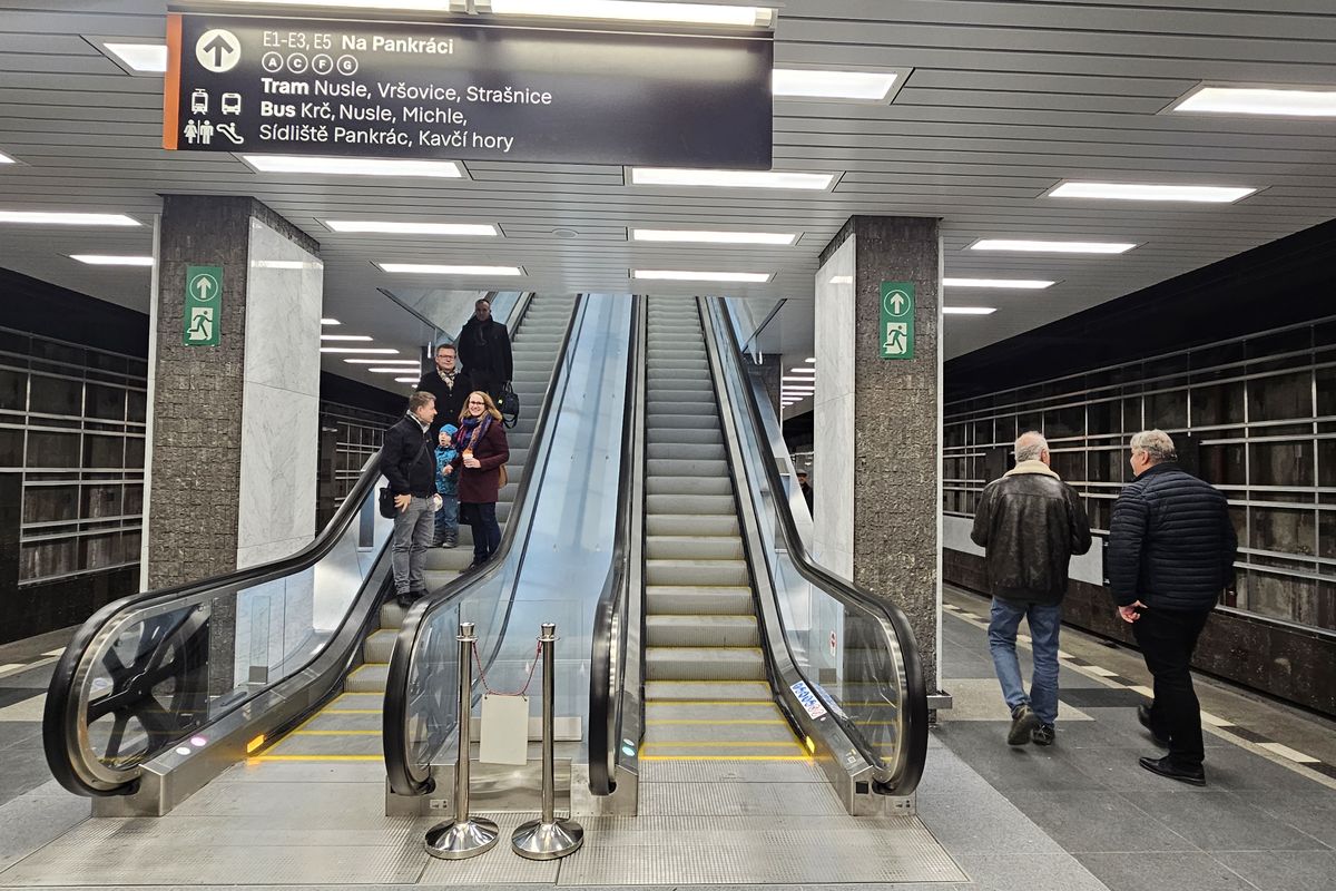 Záběry ze znovuotevřené stanice metra Pankrác. Z vyhlížení první soupravy byla atrakce