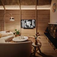 Interiér je zařízen právě tak elegantně jako útulně.