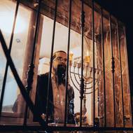 Svátek světel připomíná zázrak z 2. století před naším letopočtem. Olej měl vydržet jen na jeden den svícení, ale vydržel osm. Proto se slaví osm dní a zapaluje osm svíček. 