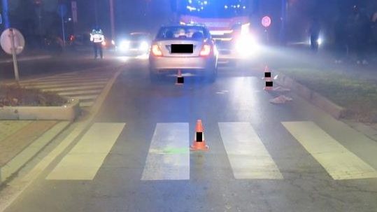 Za smrt chodkyně na přechodu v Budějovicích obvinili 19letou řidičku mercedesu