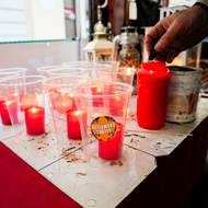 Pokud někdo neměl svoji svíčku, mohl požádat o nějakou od skautů.