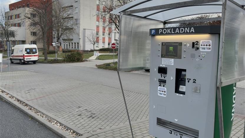 Parkovné u nemocnice v Kolíně dočasně zdraží, pacienti zaplatí trojnásobek