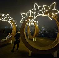 Kruhy nad městem na Vánoce doplnily hvězdičky.