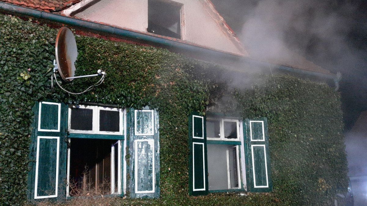 Sedmdesátiletý muž utrpěl při požáru domu na Domažlicku popáleniny obličeje