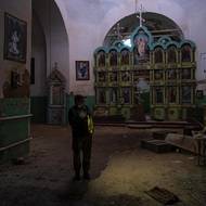 Ukrajinský voják Andrij si prohlíží trosky 200 let starého kostela Nejsvětější  Trojice ve vesnici Malá Kamyševacha v Charkovské oblasti na východě Ukrajiny. Chrám  byl postaven v roce 1826 a během bojů na podzim roku 2022 jej ruští vojáci částečně využili k obraně. Tehdy byl vážně poškozen a od té doby jenom chátrá. 25. října 2025.