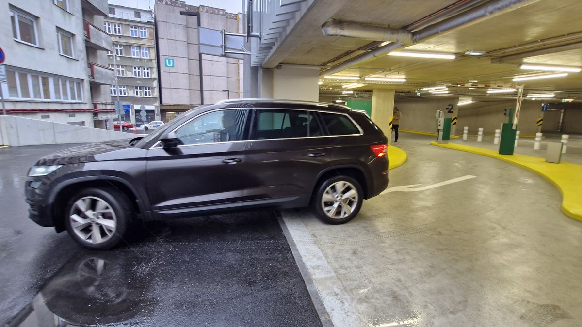 Parkování v centru Liberce je snadnější. Řidičům se konečně otevřel parkovací dům u nemocnice