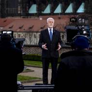 Nicméně správné nasvícení hlavy státu bylo v sychravém dni extrémně důležité.