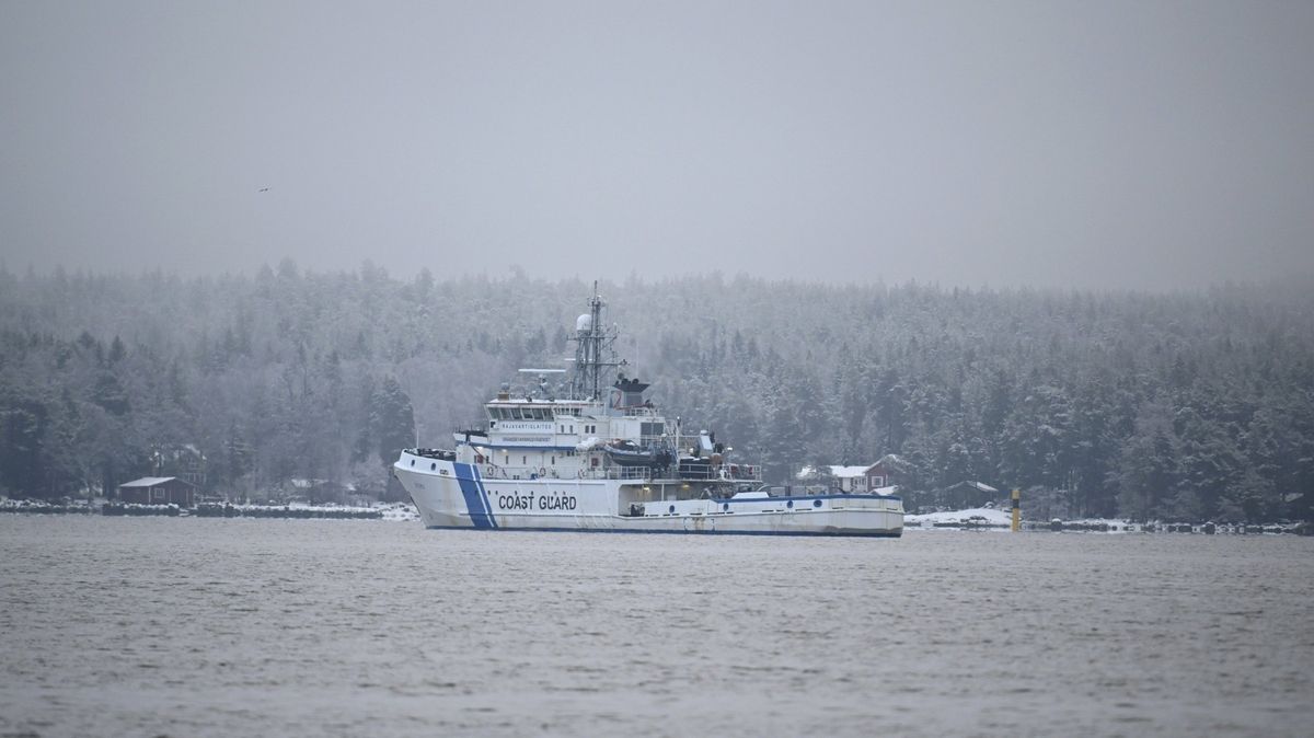 Další poškození podmořských kabelů, Finové zadrželi loď plující z Ruska
