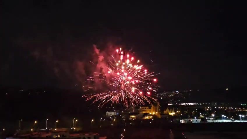 Ohňostroje v Praze už létají po obou stranách Vltavy