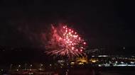 Ohňostroje v Praze už létají po obou stranách Vltavy