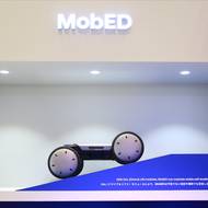 Hyundai Mobile Excentric Droid zvládá zůstat vodorovný, i když jede po svahu.