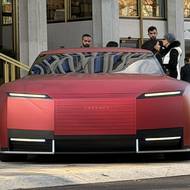 Vizualizace Jaguaru Type 00 v červené barvě na ilustracích Santina Petrosantiho