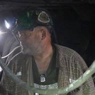 Údržbáři jsou rozděleni podle zaměření, zelené přilby nosí elektrikáři. 