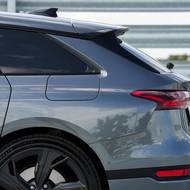 Dvířka nabíjecí zásuvky má přitom vůz po obou zadních stranách.