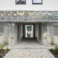 Obklady z falcovaného plechu halí garáže.