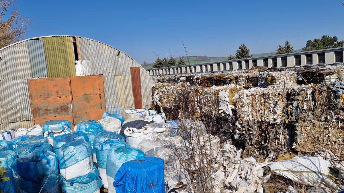 Za hory nelegálního odpadu na Vyškovsku padla čtyřmilionová pokuta, policie stíhá dovozce