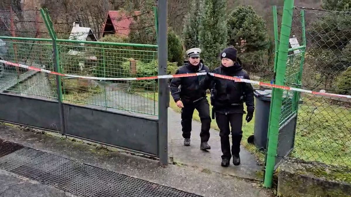 Policie stále střeží chatu, kde mladý muž držel dvanáctiletého chlapce