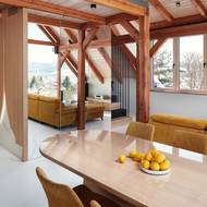 Každá ze stran „kostky“ je pokryta jiným materiálem.