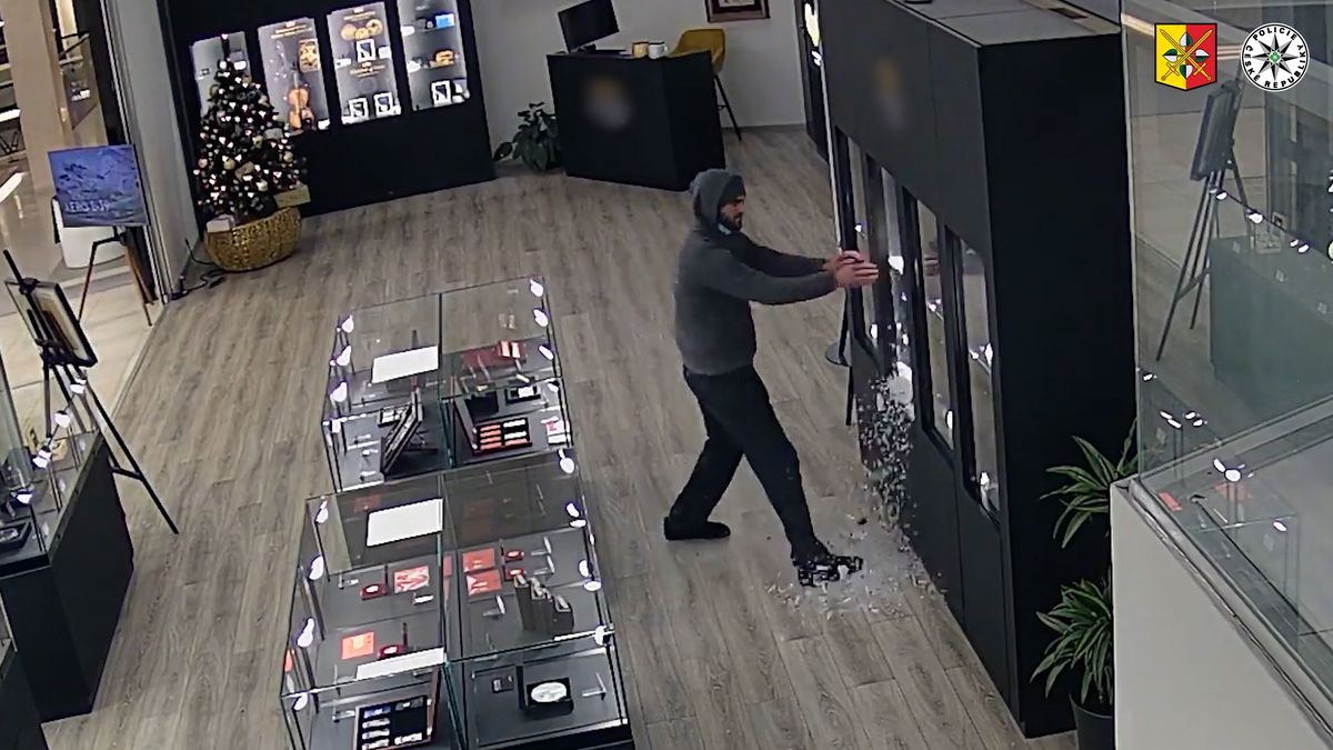 Kamenem rozbil vitrínu a v mžiku zmizel se zlatem za miliony. Zloděje v obchodě v Praze natočila kamera