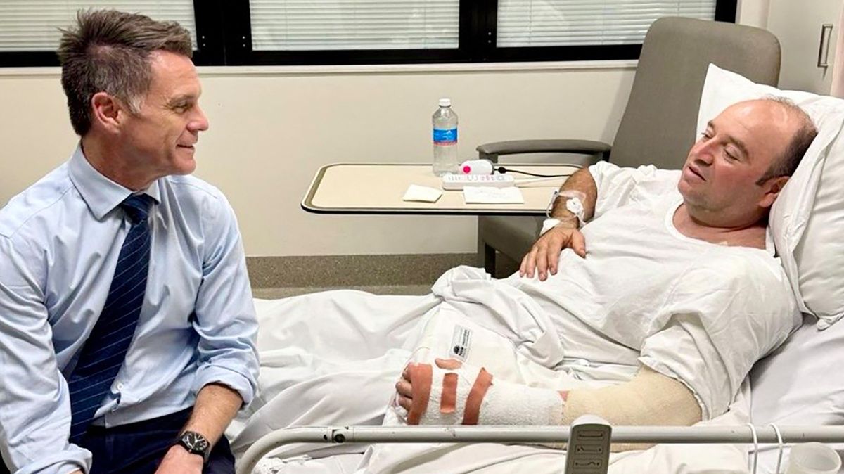 Hrdina z Bondi Beach převzal šek na 34 milionů od dárců z celého světa