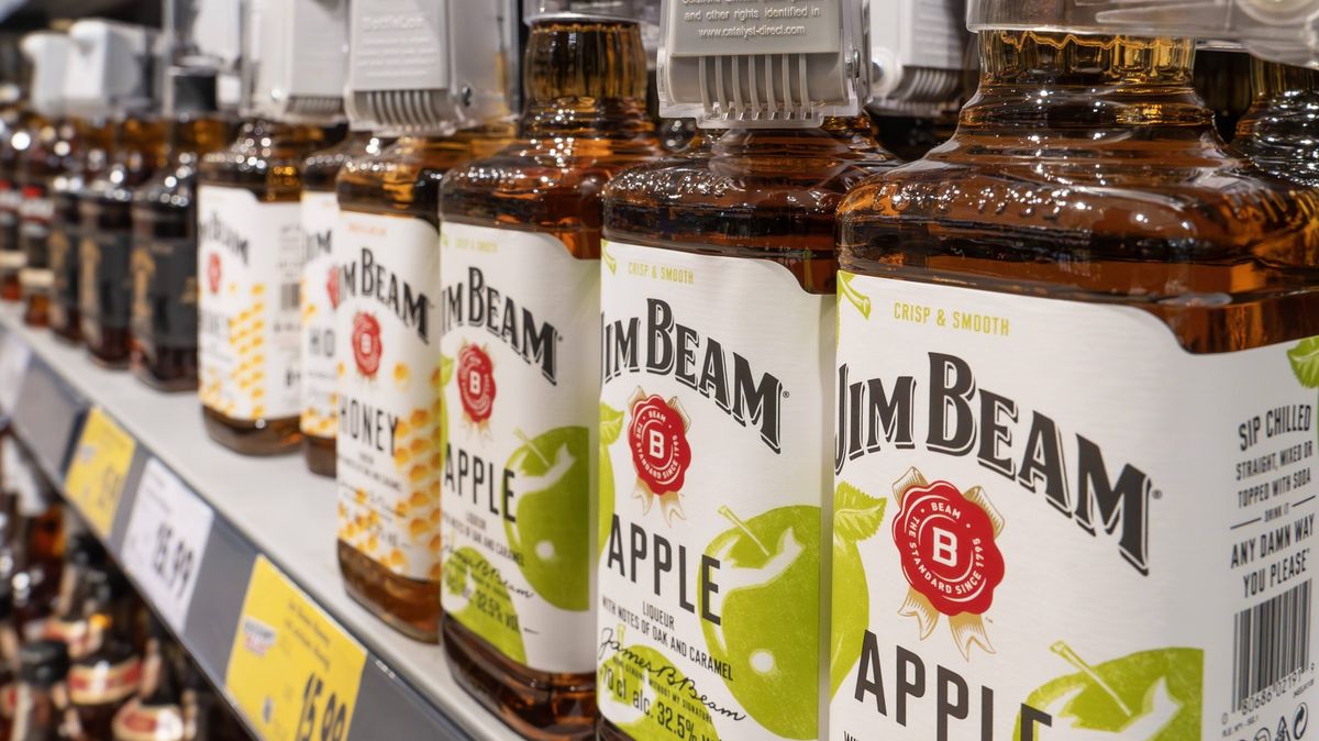 Pálení bourbonu Jim Beam v Kentucky se na rok zastaví