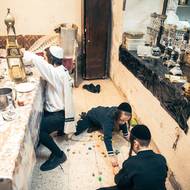 Život ve čtvrti Mea Šearim. Místní se nedívají na televizi ani nepoužívají internet. A tak se děti baví, jak zrovna můžou. 