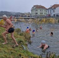 Otužuji se třikrát týdně a jsem fit, říká Wolfgang Holinský (vlevo) ze Znojma.