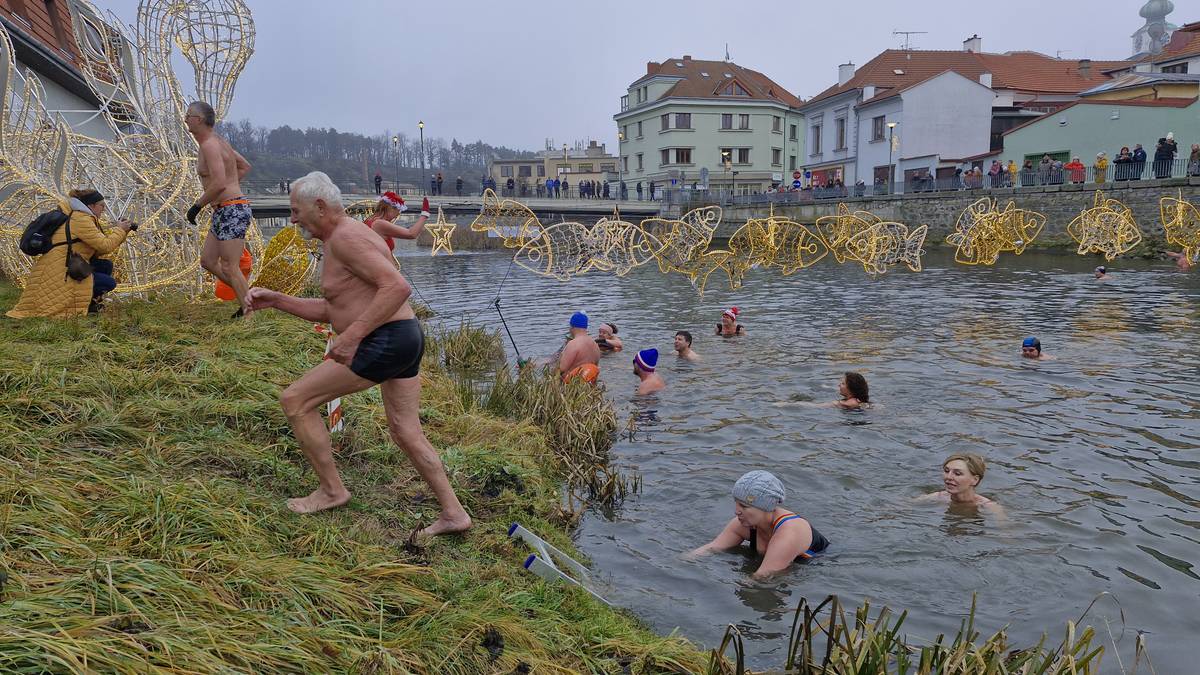 Otužuji se třikrát týdně a jsem fit, říká Wolfgang Holinský (vlevo) ze Znojma.