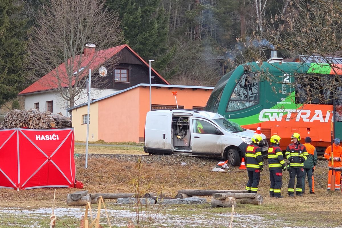 Smrtelná nehoda na Prachaticku. Osobní vlak srazil auto, řidič nepřežil