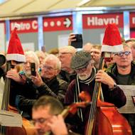 Kouzlo „Rybovky na Hlaváku“. Často nevíte, kde je orchestr, kde je sbor a kde už dav přihlížejících. 
